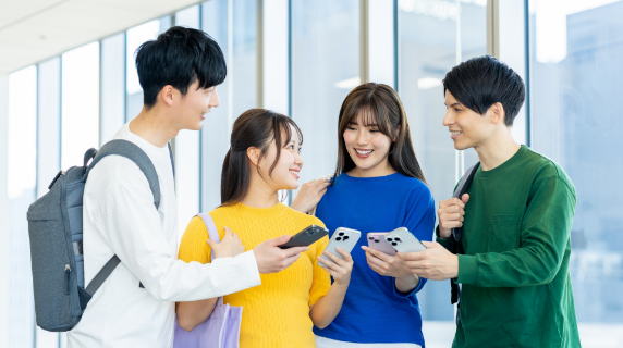 スマホを見てる人